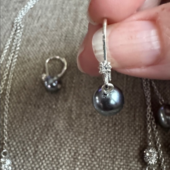 Elegant Black Pearl Necklace and Earring Set - Picture 4 of 4